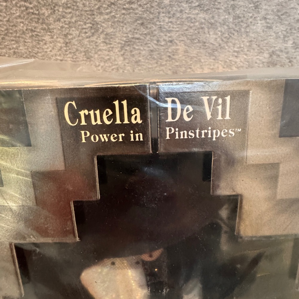 Disney Cruella De Vil Doll Power in Pinstripes Great Villains Collection Mattel - Picture 6 of 8